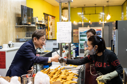 이재명 더불어민줃아 상임고문이 지난 8일밤 인천 계양을 일대를 돌며 지역주민과 인사를 나누고 있다. <연합뉴스>